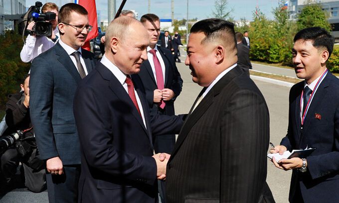 지난 9월 13일(현지시간) 러시아 극동 아무르 지역의 보스토치니 우주센터에서 만나 북러 정상회담에 앞서 악수하는 김정은·푸틴. 로이터연합뉴스