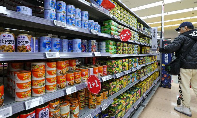 서울 시내 한 대형마트를 찾은 시민들이 장을 보고 있다. 뉴시스