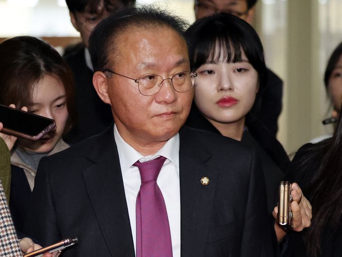 윤재옥 국민의힘 원내대표가 28일 서울 여의도 국회 의장실에서 여·야 원내대표 회동을 마치고 발걸음을 옮기고 있다. 뉴스1