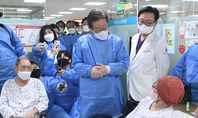 이재명 더불어민주당 대표가 28일 오후 서울 구로구 오류동 더세인트요양병원에서 열린 간병비 급여화 정책 현장간담회에 앞서 요양병원 환자들과 인사를 나누고 있다. 국회사진취재단