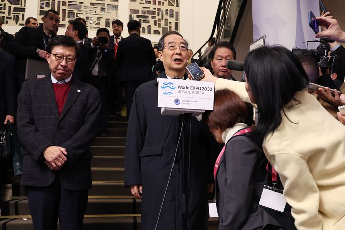 한덕수 국무총리가 28일 오후(현지시간) 프랑스 파리 외곽 팔레 데 콩그레에서 열린 제173차 국제박람회기구(BIE) 총회에서 2030년 세계박람회 개최지 선정 투표결과 부산이 탈락한 뒤 기자회견을 하고 있다. 왼쪽은 박형준 부산시장. 연합