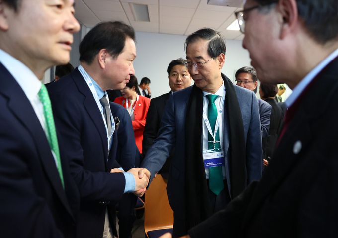 한덕수 국무총리와 최태원 대한상의 회장이 28일 오후(현지시간) 프랑스 파리 외곽 팔레 데 콩그레에서 열린 제173차 국제박람회기구(BIE) 총회에서 2030년 세계박람회 개최지 투표 결과 부산이 탈락하자 아쉬워하며 서로 격려하고 있다. 연합
