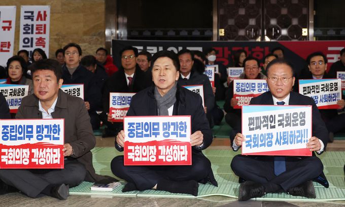 막판까지 대치정국 30일 국회 로텐더홀에 모인 국민의힘 김기현 대표(가운데)와 윤재옥 원내대표(오른쪽) 등 의원들이 더불어민주당의 이동관 방송통신위원장 탄핵안 처리 계획에 대한 항의 의미로 철야 농성을 하고 있다. 연합뉴스