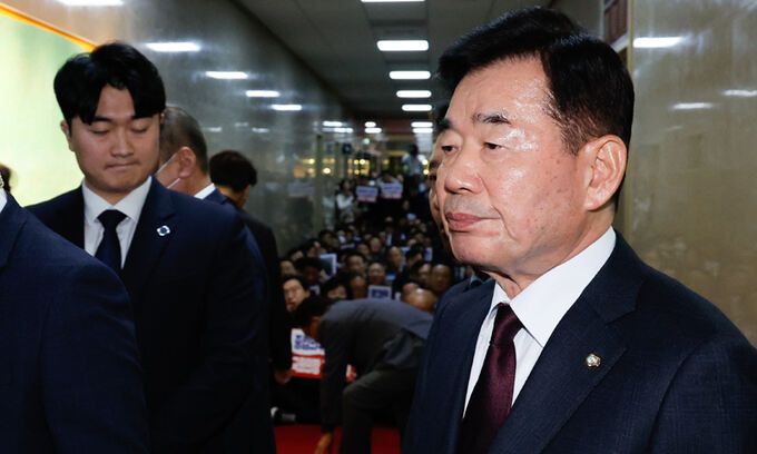 김진표 국회의장이 의장실을 나와 본회의장으로 향하는 가운데 30일 국민의힘 의원들이 서울 여의도 국회의장실 앞에서 본회의를 앞두고 더불어민주당의 이동관 방송통신위원장 탄핵안 상정과 관련 김 의장 규탄 구호를 외치고 있다. 뉴스1