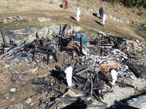 경찰 과학수사관들이 전날 화재로 자승스님이 입적한 경기 안성시 칠장사 내 요사채에서 30일 현장 감식을 하고 있다. 안성=연합뉴스