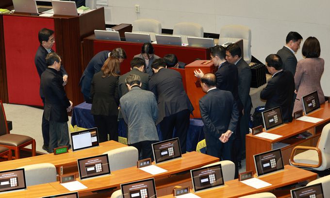 1일 서울 여의도 국회에서 열린 제410회국회(정기회) 제13차 본회의에서 감표위원들이 손준성·이정섭 검사 탄핵소추안 투표지를 확인하는 작업을 하고 있다. 뉴시스