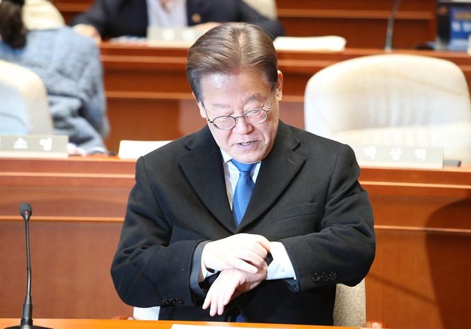 이재명 더불어민주당 대표가 지난달 30일 오후 서울 여의도 국회에서 열린 의원총회에서 시계를 확인하고 있다. 뉴스1