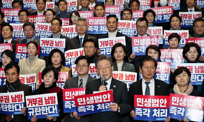 野 “尹, 거부권 남발” 더불어민주당 이재명 대표(앞줄 가운데)가 1일 국회 로텐더홀 앞 계단에서 열린 거부권 남발 규탄 및 민생 법안 처리 촉구 대회에서 발언하고 있다. 이제원 선임기자