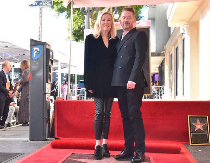 맥컬리 컬킨이 명예의 거리에서 영화 ‘나홀로 집에’에서 엄마로 출연했던 배우 캐서린 오하라와 재회했다. 로스앤젤레스=AP/뉴시스