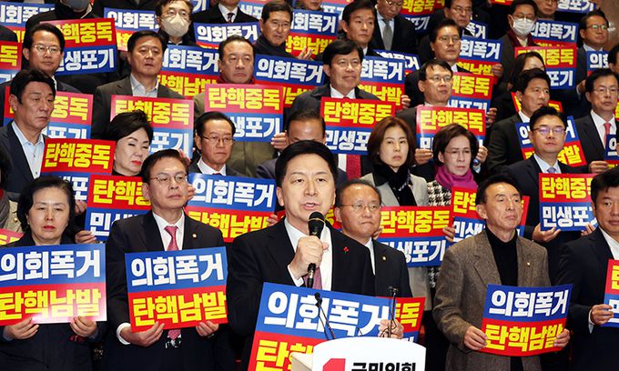 與 “민주, 탄핵 남발” 국민의힘 김기현 대표(앞줄 가운데)가 1일 국회에서 열린 국회의장 사퇴 촉구 및 의회 폭거 규탄 대회에서 발언하고 있다. 이제원 선임기자