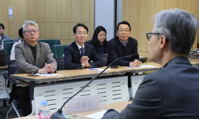 ‘원칙과 상식’ 간담회 더불어민주당 혁신계 의원 모임 ‘원칙과 상식’이 3일 오후 국회 의원회관에서 열린 ‘안병진 교수에게 듣는다’ 간담회에서 안병진 경희대학교 미래문명원 교수의 발언을 경청하고 있다. 앞줄 왼쪽부터 조응천, 이원욱, 윤영찬 의원. 연합뉴스