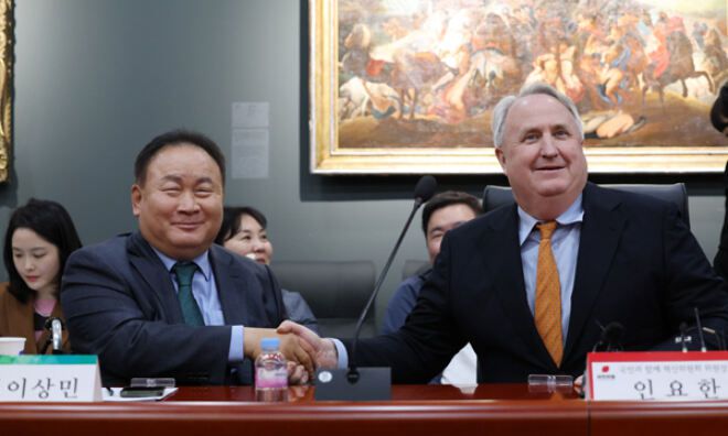 與와 함께한 이상민 국민의힘 인요한 혁신위원장과 더불어민주당 이상민 의원이 지난달 21일 오후 대전 한국과학기술원(KAIST)에서 만나 인사하고 있다. 이 의원은 이날 국민의힘 혁신위 강연자로 나섰다. 대전=연합뉴스