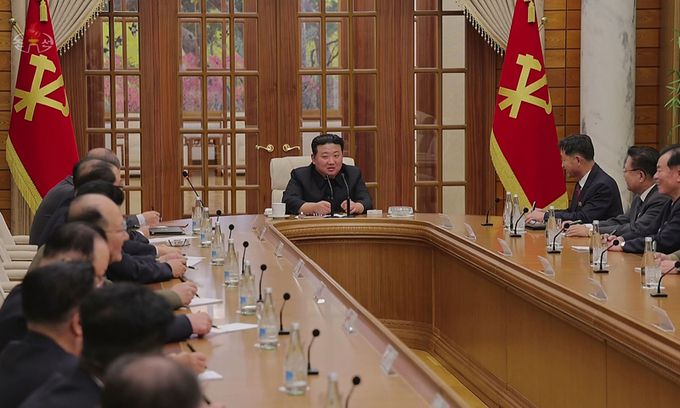 북한 노동당 중앙위원회 정치국은 1일 김정은 국무위원장이 참석한 가운데 회의를 열어 12월 하순 당중앙위원회 제8기 제9차 전원회의를 소집할 것을 결정했다고 조선중앙TV가 2일 보도했다. 조선중앙TV 화면 캡처