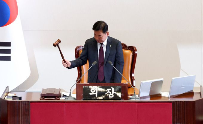 지난 11월 30일 김진표 국회의장이 서울 여의도 국회에서 열린 제410회국회(정기회) 제12차 본회의에서 의사봉을 두드리고 있다. 뉴시스