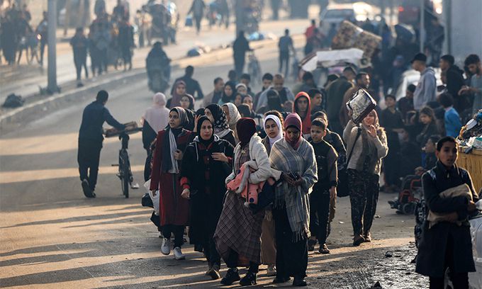 지난 1일(현지시간) 이스라엘과 팔레스타인 무장 정파 하마스의 일시 휴전이 깨진 뒤 가자지구 남부 라파 주민들이 이스라엘의 공격을 피해 안전한 지역으로 대피하고 있다. AFP연합뉴스