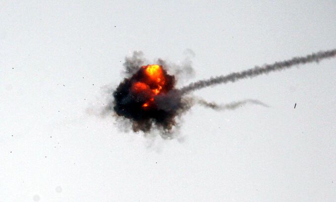 지난 2일(현지시간) 이스라엘 방공망 아이언돔 미사일이 가자지구에서 발사된 로켓을 요격하고 있다. 신화연합뉴스