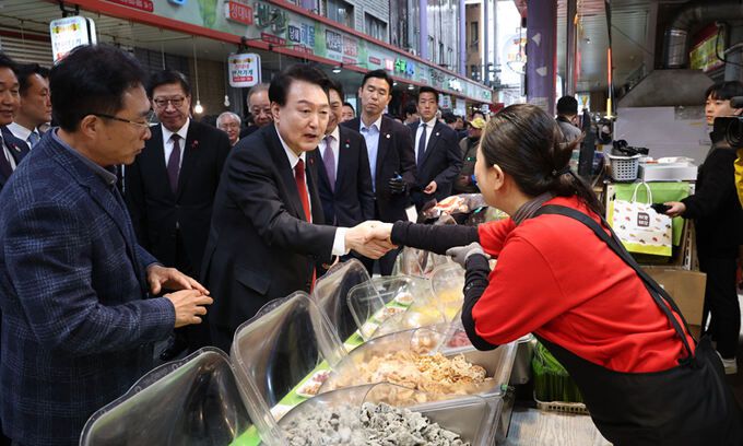 윤석열 대통령이 6일 부산 중구 깡통시장을 방문해 부각전문점 상인과 악수하고 있다. 대통령실통신사진기자단