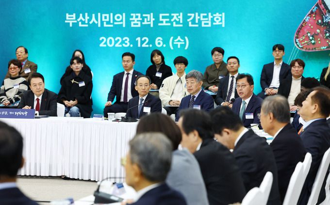 최재원 SK 수석부회장이 6일 부산항 국제전시컨벤션센터에서 윤석열 대통령이 참석한 가운데 열린 부산시민의 꿈과 도전 격려 간담회에서 발언하고 있다. 대통령실통신사진기자단