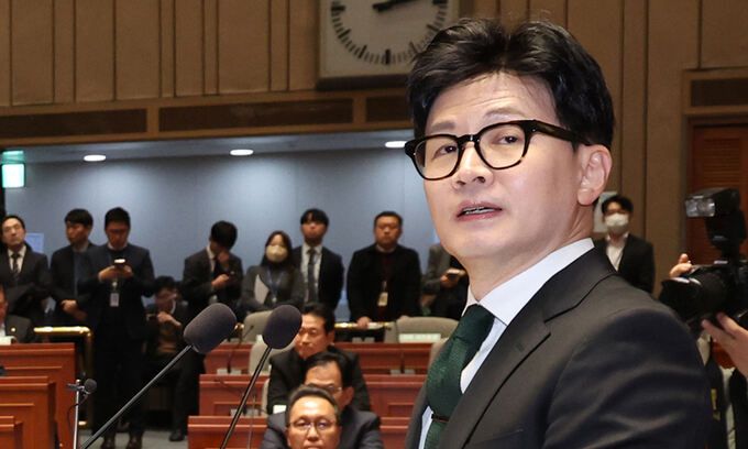 한동훈 법무장관이 6일 서울 여의도 국회에서 열린 국민의힘 정책의원총회에서 출입국 이민관리청 신설 방안에 대해 설명하고 있다. 뉴스1