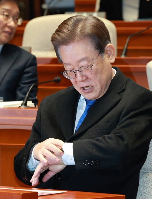 이재명 더불어민주당 대표가 지난달 30일 오후 서울 여의도 국회 본관 예결위회의장에서 열린 의원총회에서 시계를 보고 있다. 뉴시스