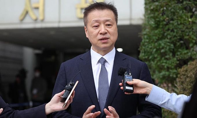 김주영 법무법인 한누리 대표변호사가 6일 서울 서초구 서울중앙지방법원 앞에서 취재진 질문에 답하고 있다. 이날 서울고법 제12-3민사부(재판장 박형준)는 6일 아이폰 사용자 A씨 등 7명이 애플인코퍼레이티드와 애플코리아를 상대로 낸 손해배상 청구 소송 항소심에서 원고 일부승소 판결했다. 뉴시스