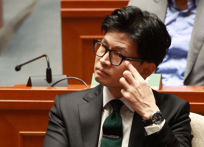 한동훈 법무부 장관이 6일 국회 예결위회의장에서 열린 국민의힘 정책의원총회에서 생각에 잠겨있다. 연합뉴스