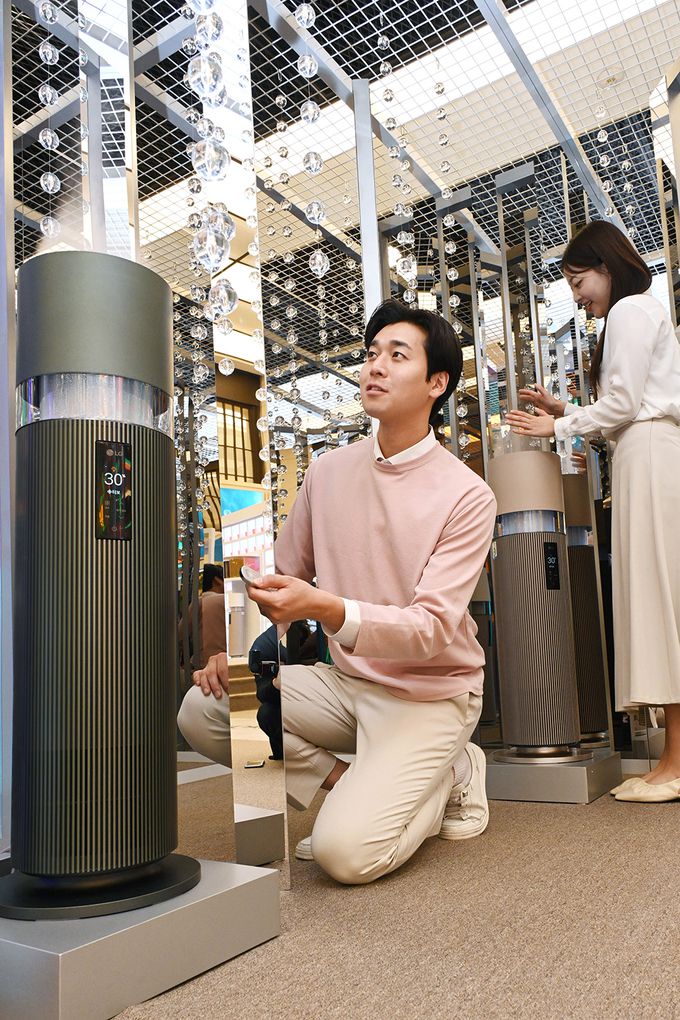 LG전자 모델들이 신세계백화점 강남점에 마련된 ‘LG 퓨리케어 오브제컬렉션 하이드로타워’ 팝업스토어에서 제품을 체험하고 있다. LG전자 제공