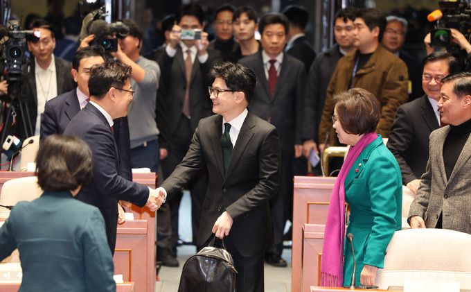 한동훈 법무부 장관이 6일 국회 예결위회의장에서 열린 국민의힘 정책의원총회에서 의원들과 인사하고 있다.