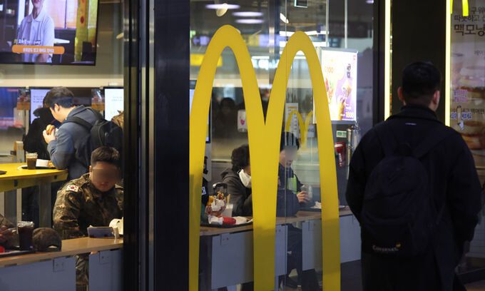 6일 통계청에 따르면 지난 11월 소비자물가 상승률이 3.3%로 전달보다 둔화했지만 3%대 물가가 4개월 연속 이어지면서 장바구니 물가 부담이 여전할 전망이다. 농산물가는 과실, 채소류 상승폭이 높아지면서 전년 동월대비 13.6% 상승했다. 또 우유 등 가공식품 물가 증가세도 강세를 보였다. 햄버거 등 외식 물가 상승률도 소폭 높아졌다. 사진은 이날 서울의 한 햄버거 매장 모습. 뉴시스