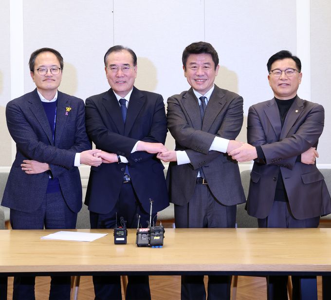 유의동 국민의힘 정책위의장과 이개호 더불어민주당 정책위의장이 6일 오후 서울 여의도 국회에서 열린 여야 2+2 합의체 회의에 참석해 기념촬영을 하고 있다. 왼쪽부터 더불어민주당 박주민 원내수석부대표, 이개호 정책위의장, 국민의힘 유의동 정책위의장, 이양수 원내수석부대표. 뉴시스