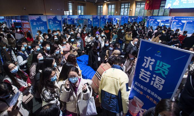중국 우한의 훙산 체육관에서 대졸자들을 위한 취업박람회가 열린 모습. 연합뉴스