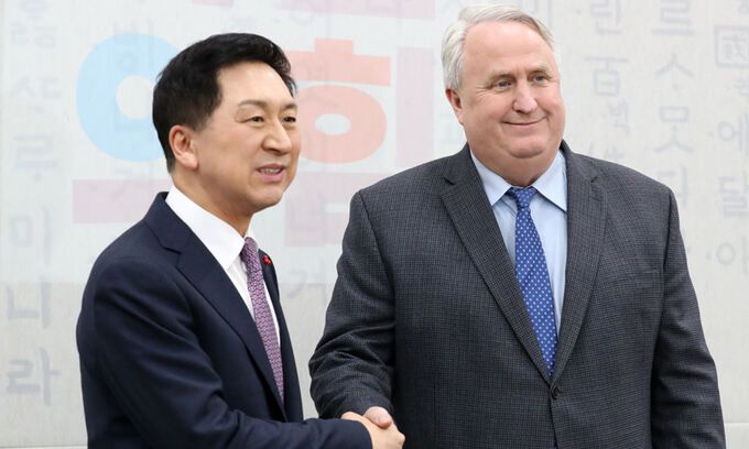 김기현 국민의힘 대표와 인요한 혁신위원장이 6일 서울 여의도 국회에서 회동을 하고 있다. 공동취재