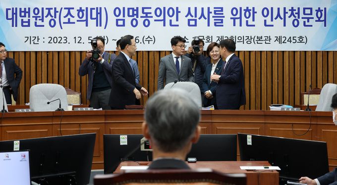 주호영 대법원장 인사청문특별위원장이 6일 서울 여의도 국회에서 열린 조희대 대법원장 후보자 인사청문회에서 정점식 국민의힘 간사, 진성준 더불어민주당 간사, 강은미 정의당 의원과 대화를 하고 있다. 뉴시스