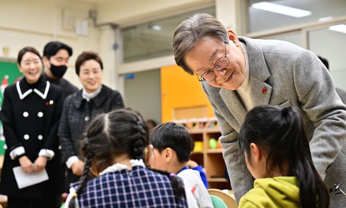 더불어민주당 이재명 대표(오른쪽 첫 번째)가 6일 서울 강서구 방화초등학교에서 열린 ‘온동네 초등돌봄’ 현장간담회에 참석하기 전 돌봄교실을 둘러보고 있다. 국회사진기자단