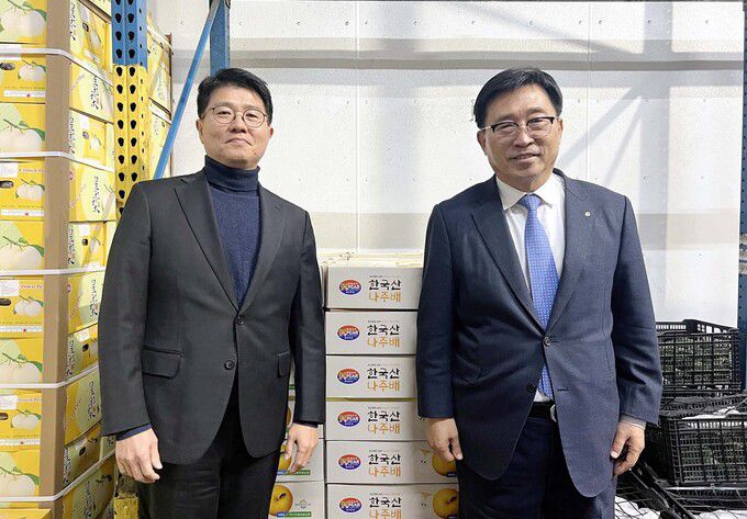 Maryland Food Center Authority(MFCA)방문 현장사진. 한국농수산식품유통공사 김춘진 사장(우측), HK Produce 김종호 대표(좌측)