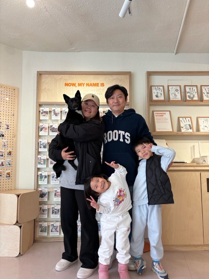 새로운 가족 품에 안긴 제주 유기견 ‘귤이‘. 제주도 제공