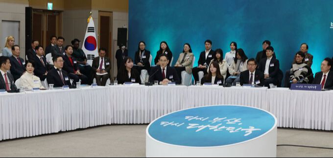 이재용 삼성전자 회장이 6일 부산항 국제전시컨벤션센터에서 열린 ‘부산시민의 꿈과 도전’ 격려 간담회에서 글로벌 허브도시 관련 발언을 하고 있다. 대통령실사진기자단