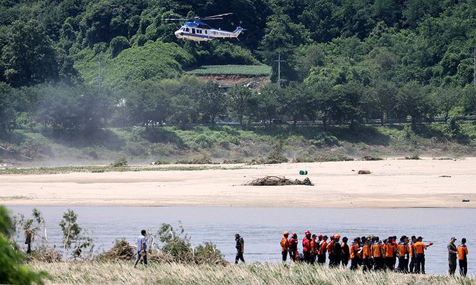 지난 7월 19일 경찰 헬기와 구조대원들이 경북 예천군 호명면에서 실종되었던 채상병 구조를 위해 수색하는 모습. 예천=연합뉴스