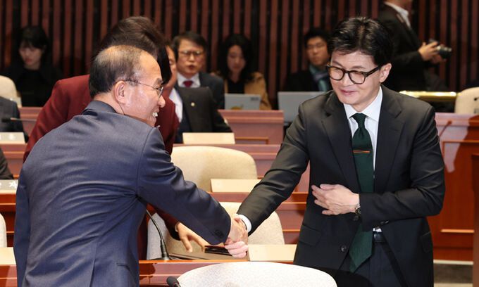 한동훈 법무부 장관(오른쪽)이 6일 서울 여의도 국회 예산결산특별위원회 회의장에서 열린 국민의힘 정책의원총회에서 윤재옥 원내대표와 악수를 나누고 있다. 이제원 선임기자