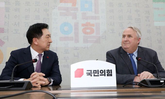 김기현 국민의힘 대표와 인요한 혁신위원장이 6일 서울 여의도 국회에서 회동을 하고 있다. 공동취재