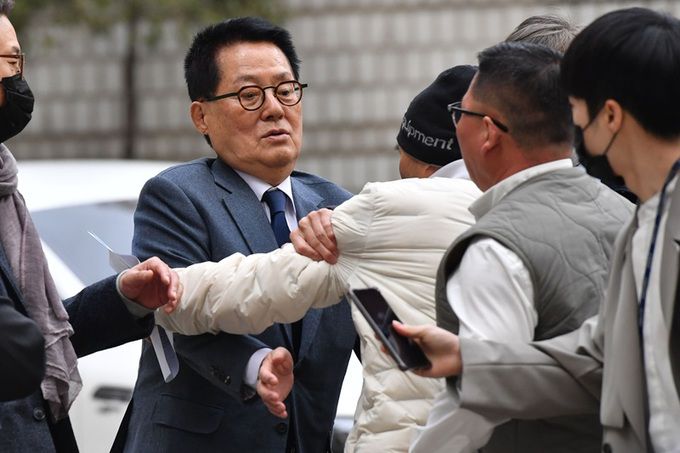 올해 3월24일 서해 공무원 피격 사건을 은폐하려 한 혐의로 기소된 박지원 전 국가정보원장이 서울 서초구 서울중앙지방법원에서 열린 1차 공판에 출석하며 유족 이래진씨의 항의를 받고 있다. 뉴시스