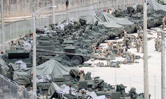 한미 연합군이 '을지 자유의 방패(UFS·을지 프리덤 실드)' 훈련에 돌입한 지난 8월 21일 경기 동두천시에 위치한 주한 미군기지에서 미군 장병들이 각종 기갑장비 및 차량을 점검하며 훈련을 준비하고 있다. 뉴시스