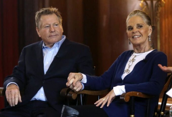 미국 할리우드 스타 라이언 오닐(왼쪽)이 2016년 영화 ‘러브스토리’(1970)의 상대 배우였던 알리 맥그로와 함께한 모습. AP연합뉴스