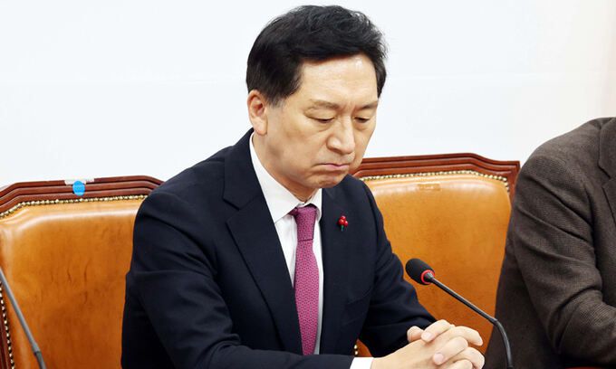 국민의힘 김기현 대표가 11일 국회에서 열린 최고위원회의에서 윤재옥 원내대표의 발언을 듣고 있다. 서상배 선임기자