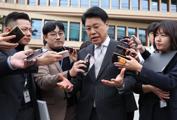 장제원 국민의힘 의원이 12일 서울 여의도 국회 소통관에서 총선 불출마 선언 기자회견을 마친 뒤 취재진의 질문에 답변하며 이동하고 있다. 뉴시스