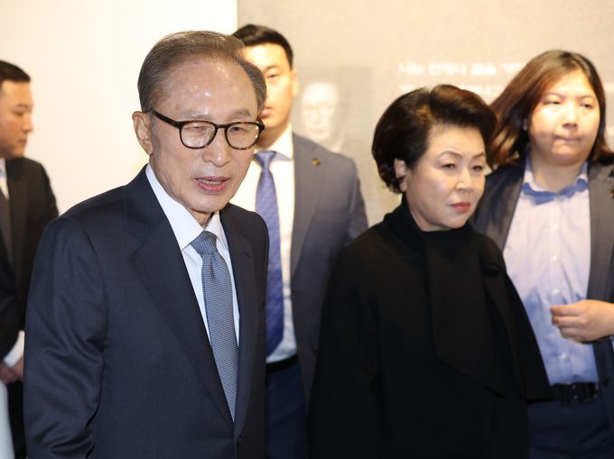 이명박 전 대통령이 13일 오후 서울 서초구 한전아트센터에서 열린 생애 첫 서예전 '스며들다' 개막식에 김윤옥 여사와 함께 참석하고 있다. 연합뉴스