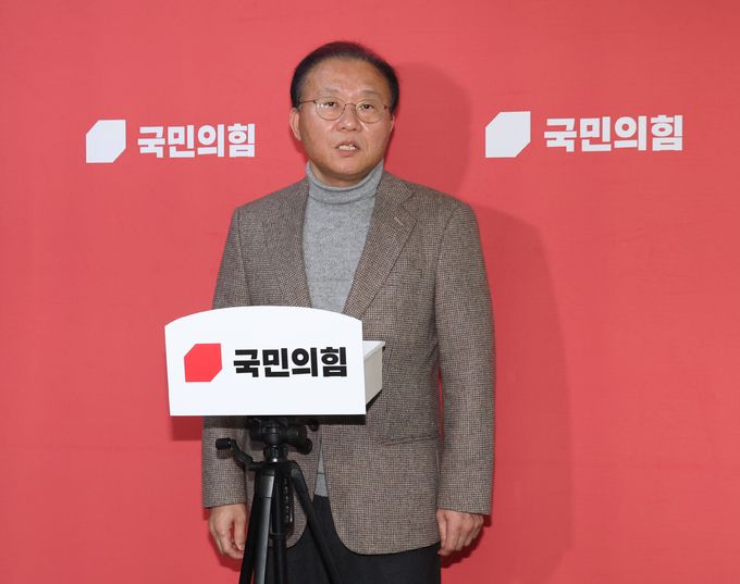 윤재옥 국민의힘 원내대표가 13일 서울 여의도 국회에서 브리핑을 하고 있다. 이날 김기현 국민의힘 대표는 SNS를 통해 당 대표직 사퇴의사를 밝혔다. 뉴스1