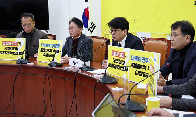 김준우 정의당 비상대책위원장이 14일 서울 여의도 국회에서 열린 비상대책위원회의에서 발언을 하고 있다. 뉴시스