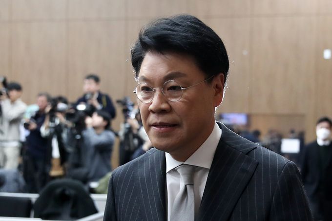 장제원 국민의힘 의원이 12일 오전 서울 여의도 국회에서 내년 제22대 국회의원 선거 불출마 선언 기자회견을 하기 위해 단상으로 향하고 있다. 뉴스1