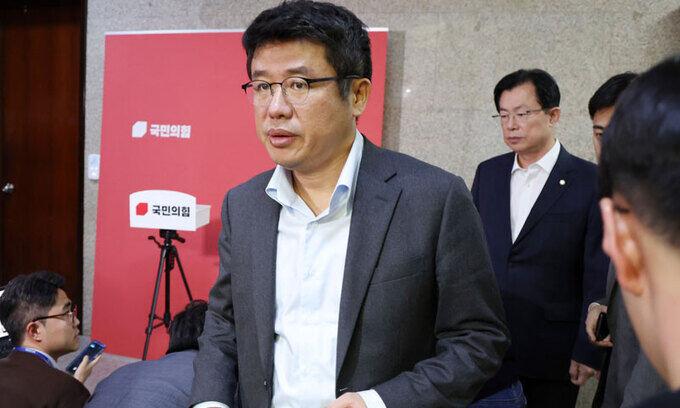 김기현 국민의힘 당 대표가 당 대표직 사퇴 의사를 표명한 13일 오후 서울 여의도 국회에서 유의동 정책위의장이 원내대표실을 나서고 있다. 뉴시스